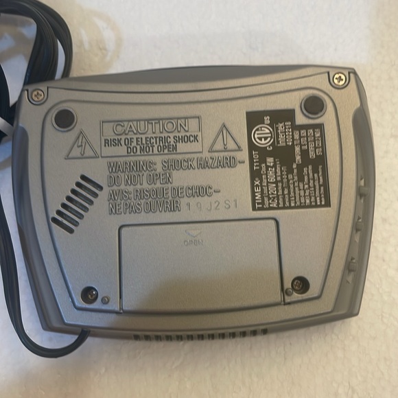 Working Timex LED alarm clock bedside radio T110T plug-in with battery back up - Picture 8 of 10